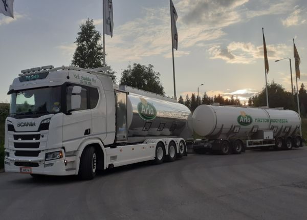 Velj. Saukon Scania 
Arlan ajossa oleva Velj. Saukko Ky:n Scania säiliöyhdistelmä.
Avainsanat: Arla Saukko Scania ABC Hirvaskangas