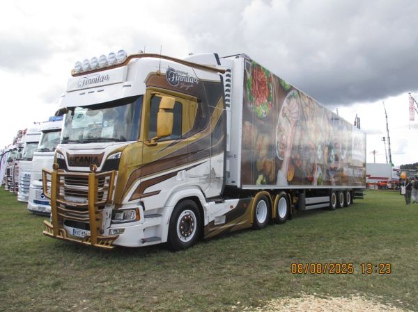 Veljekset Finnilän Scania
Veljekset Finnilä Oy:n Scania puoliperävaunuyhdistelmä.
Avainsanat: Finnilä Scania Atria Alahärmä25