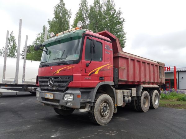 Veljekset Koljosen MB 3350 Actros
Veljekset Koljonen Ay:n MB 3350 Actros maansiirtoauto. 
Avainsanat: Koljonen MB 3350 Actros 7