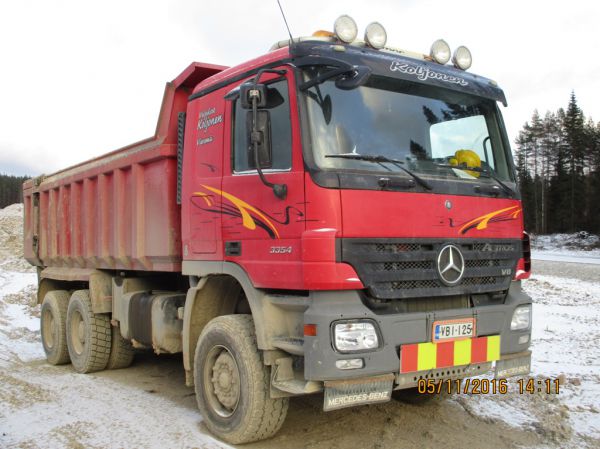 Veljekset Koljosen MB 3354 Actros
Veljekset Koljonen Ay:n MB 3354 Actros maansiirtoauto.
Avainsanat: Koljonen MB 3354 Actros 8