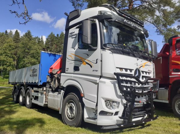 Veljekset Koljosen MB 3751 Arocs
Veljekset Koljonen Ay:n nosturilla varustettu MB 3751 Arocs koukkulava-auto.
Avainsanat: Koljonen MB 3751 Arocs Runni25 27