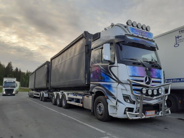 Veljekset Seppälän MB Actros
Veljekset Seppälä Oy:n MB Actros täysperävaunuyhdistelmä.
Avainsanat: Seppälä MB Actros ABC Hirvaskangas