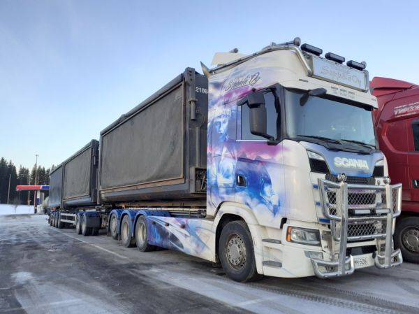 Veljekset Seppälän Scania 650
Veljekset Seppälä Oy:n Scania 650 täysperävaunuyhdistelmä.
Avainsanat: Seppälä Scania 650 ABC Hirvaskangas