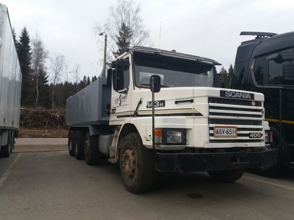 Veljekset Simpasen Scania T143H
Veljekset Simpanen Oy:n Scania T143H sora-auto.
Avainsanat: Simpanen Scania T143H