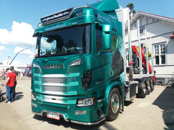 Puukuljetus Vesalan Scania R650
Puukuljetus Vesala Oy:n Scania R650 "Green panther" puutavara-auto.
Avainsanat: Vesala Scania R650 Green panther Viitasaari19