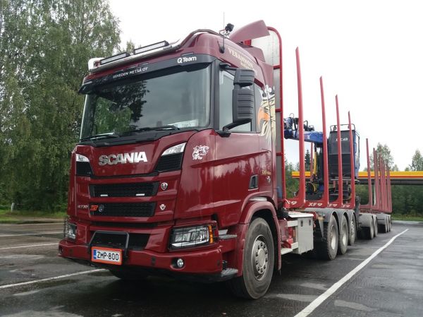 Vesannon Kuljetuksen Scania R730 XT
Vesannon Kuljetus Oy:n Scania R730 XT puutavarayhdistelmä.
Avainsanat: Vesannon Kuljetus Scania R730XT Shell Hirvaskangas