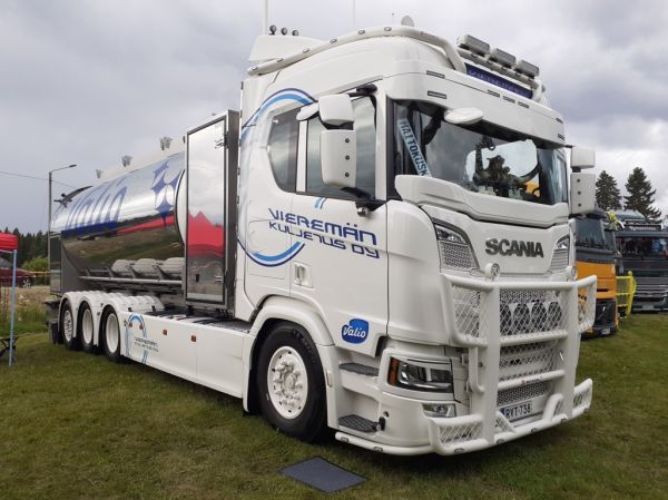 Klikkaa kuvaa nähdäksesi se täysikokoisena
==============
Vieremän Kuljetuksen Scania R660
Valion ajossa oleva Vieremän Kuljetus Oy:n Scania R660 maitoauto.
Avainsanat: Valio Vieremän Kuljetus Scania R660 Maitokuski Runni26 Vieremän Kuljetuksen Scania R660
Valion ajossa oleva Vieremän Kuljetus Oy:n Scania R660 maitoauto.
Avainsanat: Valio Vieremän Kuljetus Scania R660 Maitokuski Runni26
