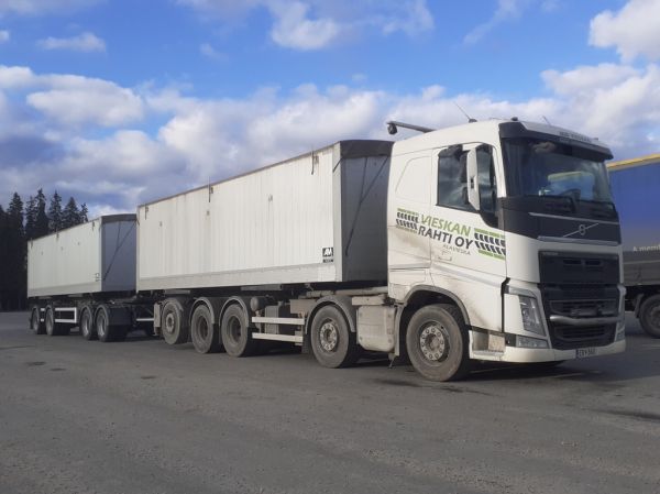 Vieskan Rahdin Volvo FH
Vieskan Rahti Oy:n Volvo FH täysperävaunuyhdistelmä.
Avainsanat: VieskanRahti Volvo FH ABC Hirvaskangas