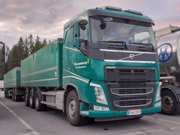 Vilja-Jaakkolan Volvo FH540
Vilja-Jaakkola Oy:n Volvo FH540 täysperävaunuyhdistelmä.
Avainsanat: Vilja-Jaakkola Volvo FH540 ABC Hirvaskangas