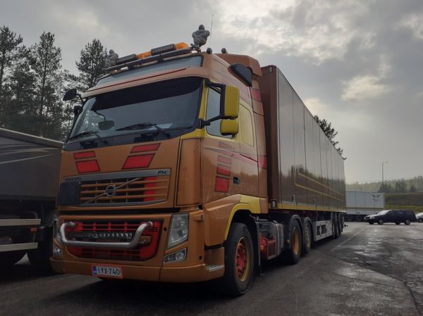 J Virtasen Volvo FH
J Virtasen Volvo FH puoliperävaunuyhdistelmä.
Avainsanat: J-Virtanen Volvo FH Shell Hirvaskangas