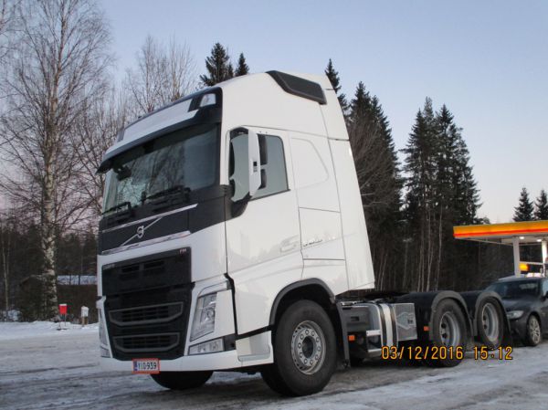 Volvo FH540
Volvo FH540 rekkaveturi.
Avainsanat: Volvo FH540 Shell Hirvaskangas