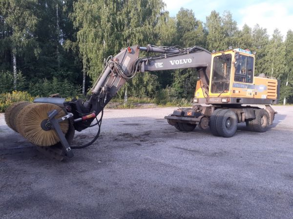 Volvo EW200
Kiskopyörillä varustettu Volvo EW200 kaivinkone.
Avainsanat: Volvo EW200