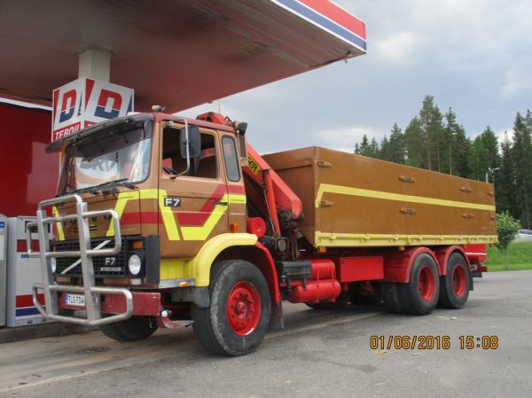 J Virtasen Volvo F7
J Virtasen nosturilla varustettu Volvo F7.
Avainsanat: J-Virtanen Volvo F7 ABC Hirvaskangas