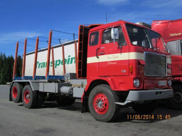 S Tyyskän Volvo F88
S Tyyskän Volvo F88 puutavara-auto.
Avainsanat: Tyyskä Volvo F88 ABC Hirvaskangas