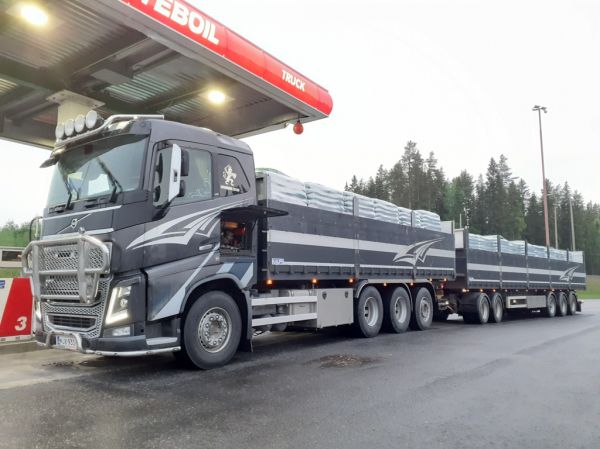 Volvo FH16
Volvo FH16 täysperävaunuyhdistelmä.
Avainsanat: Volvo FH16 ABC Hirvaskangas