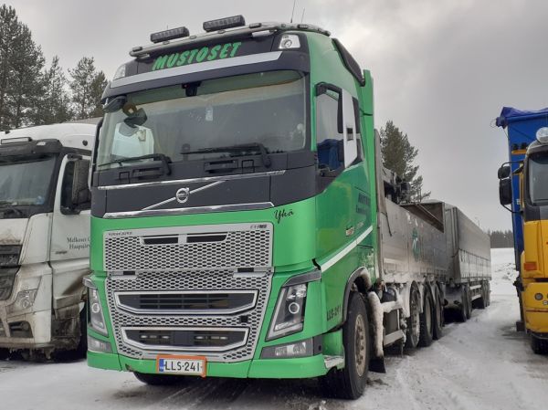 K&K Mustosen Volvo FH16
K&K Mustoset Ay:n nosturilla varustettu Volvo FH16 täysperävaunuyhdistelmä.
Avainsanat: Mustonen Volvo FH16 Shell Hirvaskangas Ykä