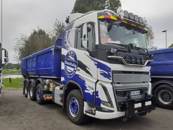 Klikkaa kuvaa nähdäksesi se täysikokoisena
==============
P&I Uusitalon Volvo FH16
P&I Uusitalo Oy:n Volvo FH16 sora-auto.
Avainsanat: Uusitalo Volvo FH16 Viitasaari26 P&I Uusitalon Volvo FH16
P&I Uusitalo Oy:n Volvo FH16 sora-auto.
Avainsanat: Uusitalo Volvo FH16 Viitasaari26