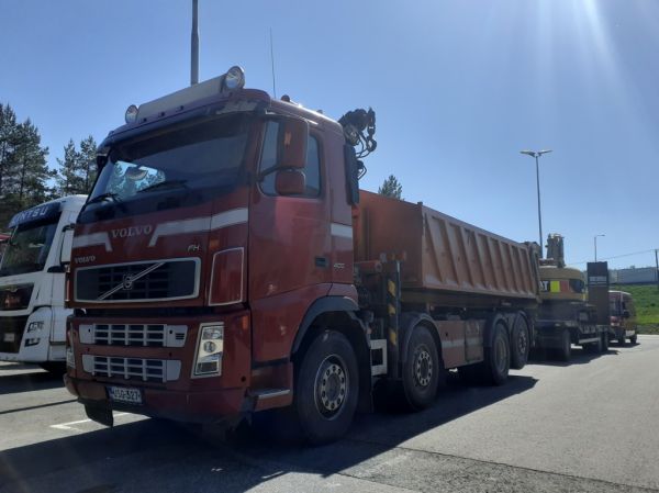 Volvo FH440
Nosturilla varustettu Volvo FH440 täysperävaunuyhdistelmä.
Avainsanat: Volvo FH440 Shell Hirvaskangas