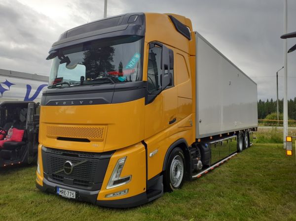 Klikkaa kuvaa nähdäksesi se täysikokoisena
==============
Volvo FH480
Volvo FH480 rahtiauto.
Avainsanat: Volvo FH480 Runni26 Volvo FH480
Volvo FH480 rahtiauto.
Avainsanat: Volvo FH480 Runni26