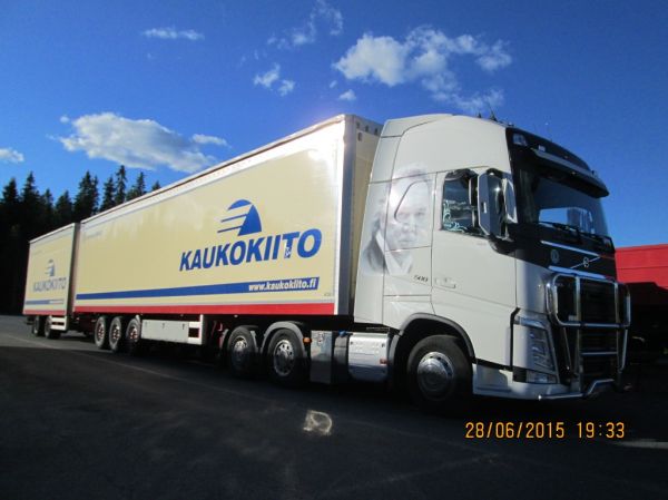 ETT-Liikenteen Volvo FH500
Kaukokiidon ajossa oleva ETT-Liikenne  Oy:n Volvo FH500 puoliperävaunu+vasikkayhdistelmä.
Avainsanat: ETT-Liikenne Auramaa Kaukokiito Volvo FH500 Kari-Tapio ABC Hirvaskangas