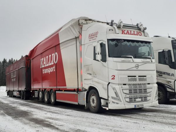 Kallio Transportin Volvo FH500
Kallio Transport Oy:n Volvo FH500 täysperävaunuyhdistelmä.
Avainsanat: Kallio-Transport Volvo FH500 ABC Hirvaskangas 2