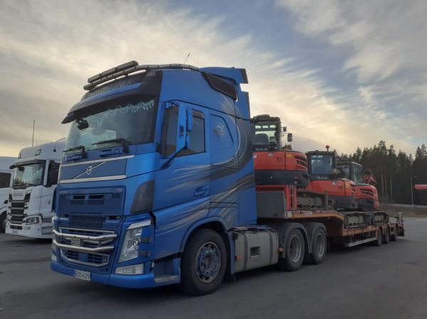 Suomen Projektikuljetuksen Volvo FH500
Suomen Projektikuljetus Oy:n Volvo FH500 lavettiyhdistelmä.
Avainsanat: Projektikuljetus Volvo FH500 ABC Hirvaskangas