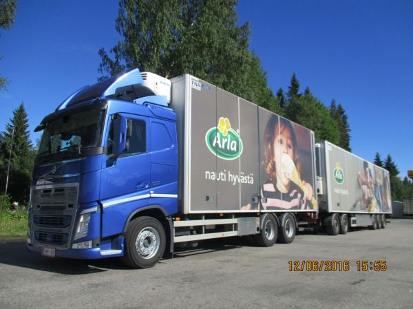 Volvo FH500
Volvo FH500 täysperävaunuyhdistelmä.
Avainsanat: Arla Volvo FH500 Shell Hirvaskangas