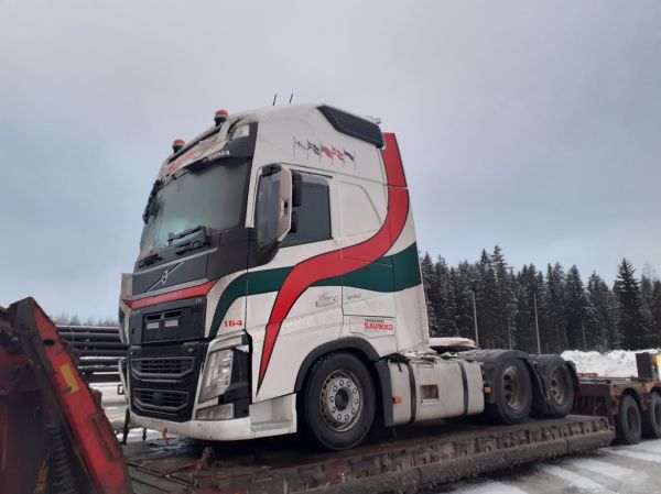 Transport Savikon Volvo FH540
Transport Savikko Oy:n Volvo FH540 rekkaveturi jonkinlaisen haaverin jäljiltä Kosken Autokeskuksen lavetin kyydissä.
Avainsanat: Savikko Volvo FH540 ABC Hirvaskangas 164