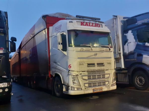 Kallio Transportin Volvo FH540
Kallio Transport Oy:n Volvo FH540 täysperävaunuyhdistelmä.
Avainsanat: Kallio-Transport Volvo FH540 ABC Hirvaskangas 6