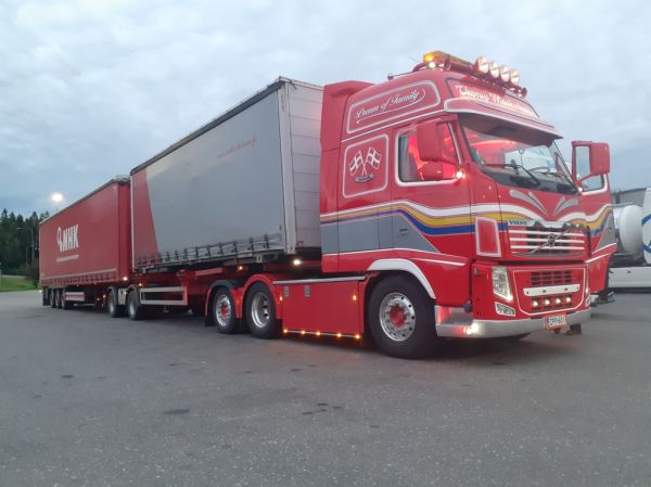 Klikkaa kuvaa nähdäksesi se täysikokoisena
==============
Volvo FH
Volvo FH " Dream of family" b-juna.
Avainsanat: Volvo FH Dream of family Rahti-Kaleva ABC Hirvaskangas Volvo FH
Volvo FH " Dream of family" b-juna.
Avainsanat: Volvo FH Dream of family Rahti-Kaleva ABC Hirvaskangas