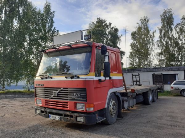 Volvo FL10
Volvo FL10 koneenkuljetusauto.
Avainsanat: Volvo FL10