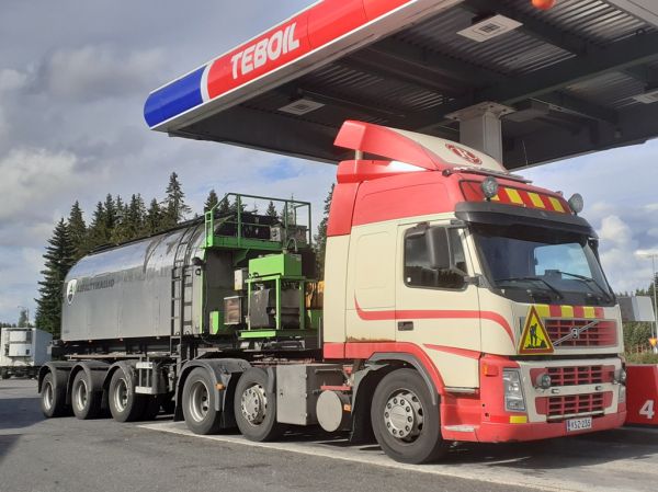 Volvo FM12
Volvo FM12 puoliperävaunuyhdistelmä.
Avainsanat: Volvo FM12 Asfalttikallio ABC Hirvaskangas