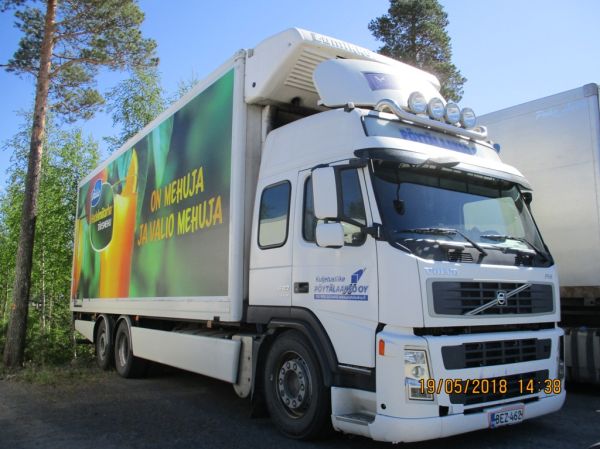 Kuljetusliike Pöytälaakson Volvo FM440
Valion ajossa oleva Kuljetusliike Pöytälaakso Oy:n Volvo FM440 jakeluauto.

Avainsanat: Valio Pöytälaakso Volvo FM440 Hedelmätarha