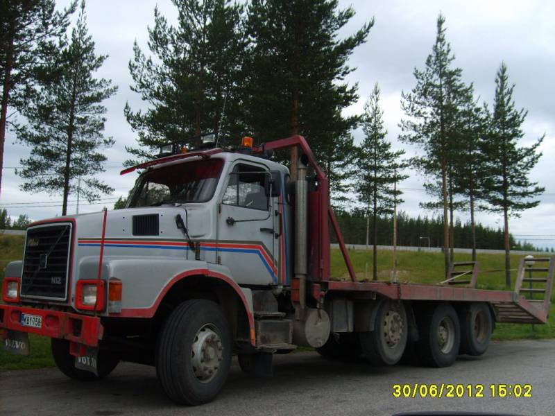 Volvo N12
Koneenkuljetusalustalla varustettu Volvo N12.
Avainsanat: Volvo N12 Shell Hirvaskangas