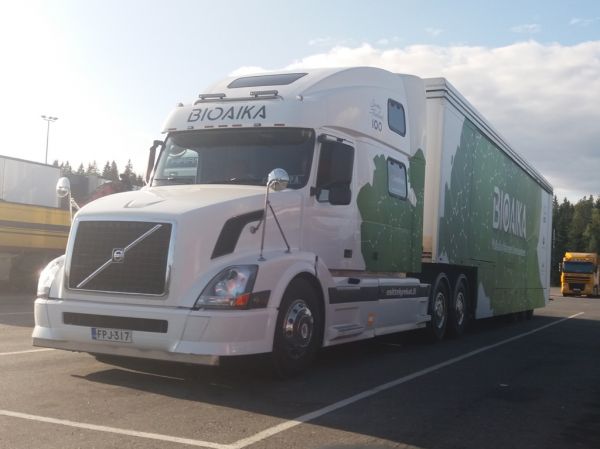 Volvo VNL
Volvo VNL "Bioaika" puoliperävaunuyhdistelmä.
Avainsanat: Volvo VNL Bioaika ABC Hirvaskangas