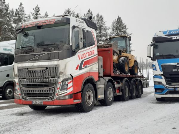 Vuorsolan Volvo FH16
Vuorsola Oy:n Volvo FH16 vaihtolava-auto.
Avainsanat: Vuorsola Volvo FH16 ST1 Hirvaskangas