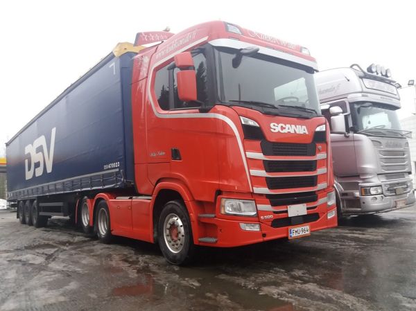 Walpe Kuljetuksen Scania S500
Walpe Kuljetuksen Scania S500 puoliperävaunuyhdistelmä.
Avainsanat: Walpe Scania S500 Shell Hirvaskangas