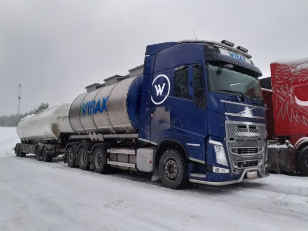 Wibaxin Volvo FH500
Wibax Oy:n Volvo FH500 säiliöyhdistelmä.
Avainsanat: Wibax Volvo FH500 Shell Hirvaskangas