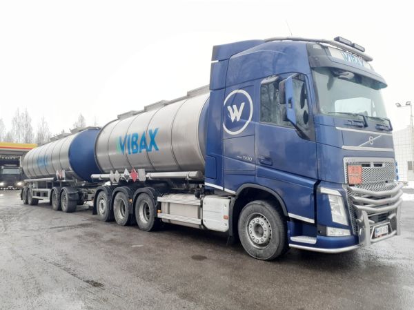 Wibaxin Volvo FH500
Wibax Oy:n Volvo FH500 säiliöyhdistelmä.
Avainsanat: Wibax Volvo FH500 Shell Hirvaskangas