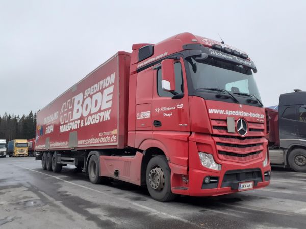 Wickman Transportin MB 1845 Actros
Wickman Transportin MB 1845 Actros puoliperävaunuyhdistelmä.

Avainsanat: Wickman MB 1845 Actros ABC Hirvaskangas