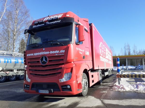 Wickman Transportin MB 1845 Actros
Wickman Transportin MB 1845 Actros puoliperävaunuyhdistelmä.
Avainsanat: Wickman MB 1845 Actros Shell Hirvaskangas