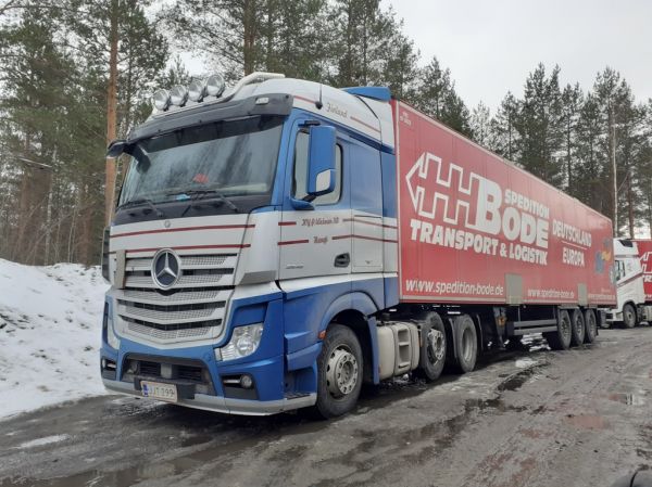 Wickman Transportin MB 2545 Actros 
Wickman Transportin MB 2545 Actros puoliperävaunuyhdistelmä. 
Avainsanat: Wickman MB 2545 Actros Shell Hirvaskangas