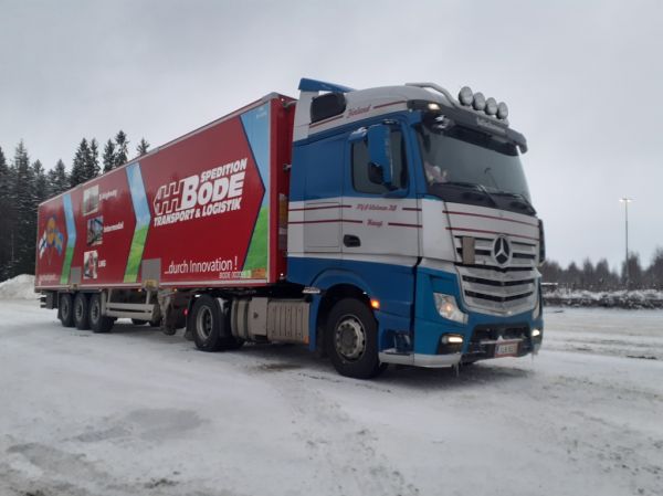 Wickman Transportin MB Actros 
Wickman Transportin MB Actros puoliperävaunuyhdistelmä. 
Avainsanat: Wickman MB Actros ABC Hirvaskangas