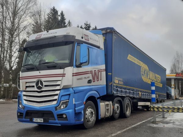 Wickman Transportin MB Actros
Wickman Transportin MB Actros puoliperävaunuyhdistelmä.
Avainsanat: Wickman MB Actros ST1 Hirvaskangas