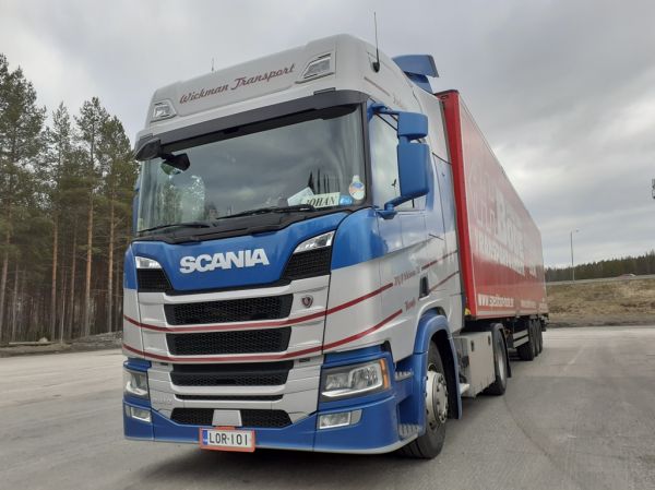 Wickman Transportin Scania R410 
Wickman Transportin Scania R410 puoliperävaunuyhdistelmä. 
Avainsanat: Wickman Scania R410 Shell Hirvaskangas Johan