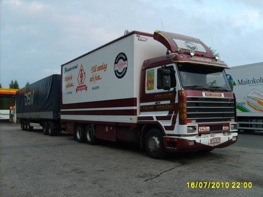 H Widjeskogin Scania 143H
H Widjeskogin Scania 143H 420 täysperävaunuyhdistelmä.
Avainsanat: Widjeskog Scania 143H 420 Shell Hirvaskangas 17