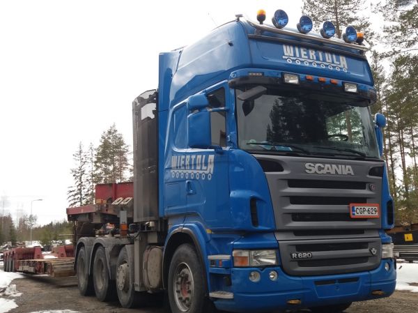 Kuljetusliike K Wiertolan Scania R620
Kuljetusliike K Wiertola Oy:n Scania R620 lavettiyhdistelmä.
Avainsanat: Wiertola Scania R620 Hirvaskangas