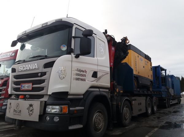 XL-Kuljetuksen Scania
XL-Kuljetus Oy:n nosturilla varustettu Scania vaihtolavayhdistelmä.
Avainsanat: XL-Kuljetus Scania ABC Hirvaskangas