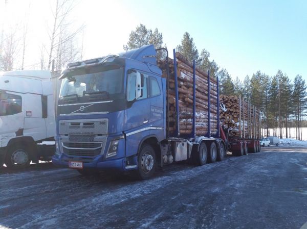 J Ylälehdon Volvo FH16
J Ylälehto Oy:n Volvo FH16 puutavarayhdistelmä.
Avainsanat: Ylälehto Volvo FH16 Shell Hirvaskangas