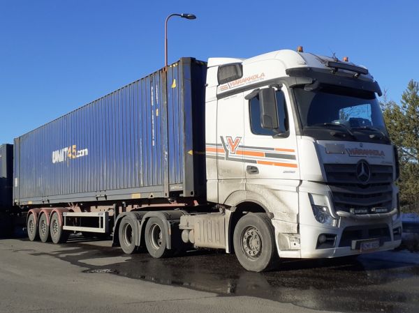 Ylärakkola Logisticsin MB 2658 Actros
Ylärakkola Logistics Oy:n MB 2658 Actros Hct-yhdistelmä.
Avainsanat: Ylärakkola MB 2658 Actros ABC Hirvaskangas